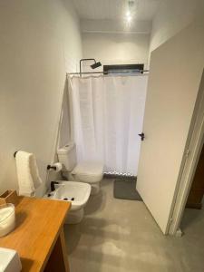 ホセ・イグナシオにあるCASA NEGRA Jose Ignacioの小さなバスルーム(トイレ、シンク付)