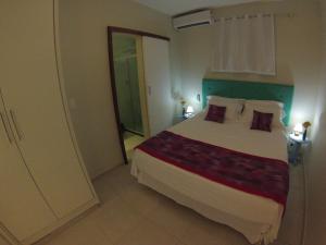 1 dormitorio con 1 cama grande en una habitación en Casinhas do Morro, en Morro de São Paulo