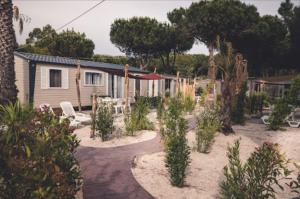 Mobil home les sables d'or外面的花园