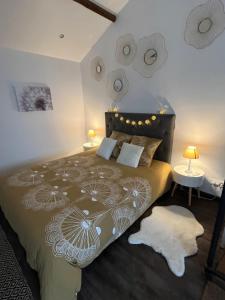 Charmante maison, vue imprenable في Nanclars: غرفة نوم مع سرير وطاولتين مع مصابيح