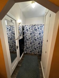 um corredor com azulejos azuis e brancos nas paredes em Bed and Breakfast Hearts Desire em Raton