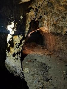 einen Tunnel in einer Höhle mit einem Licht am Ende in der Unterkunft Апартаменты в центре Ужгорода СКАЛА in Uschhorod