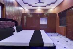a bedroom with a large bed in a room at OYO Flagship Mamta hotel and marriage lawn in Kānpur