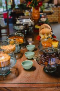 uma mesa com tartes e outros alimentos em Portal do Sol Lençóis Pousada em Barreirinhas