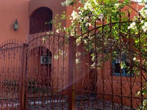 a gate in front of a house with a building at Casa máximo confort con oficina in Campana