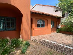 a side view of a house with a door at Casa máximo confort con oficina in Campana