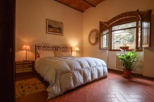 a bedroom with a bed and a large window at Il Cascino in Greve in Chianti