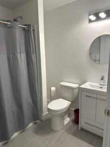 Baño blanco con aseo y lavamanos en 1 bedroom w/ shared space, en Halifax
