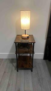 una mesa con una lámpara encima de una mesa en 1 bedroom w/ shared space, en Halifax