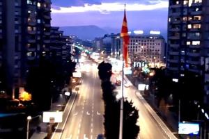 - une vue sur une rue de la ville la nuit dans l'établissement Tiffany Apartments in Skopje, à Skopje