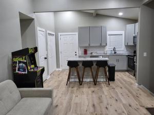 cocina con mesa y 2 taburetes en Silver Springs, en Atlanta
