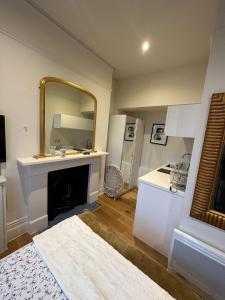 a living room with a mirror and a kitchen at London Central Richmond Cozy Apartment in Richmond