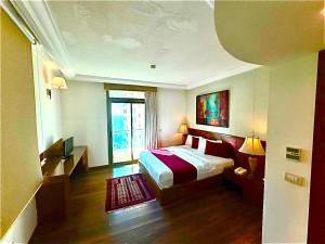 Postel nebo postele na pokoji v ubytování King Suites Hotel