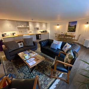巴克斯頓的住宿－Ashleigh Buxton，带沙发和桌子的客厅以及厨房。