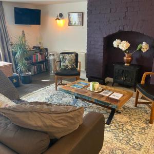 巴克斯頓的住宿－Ashleigh Buxton，带沙发和咖啡桌的客厅