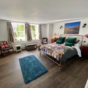 1 dormitorio con cama y alfombra azul en Ashleigh Buxton en Buxton