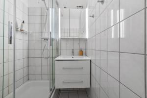 a white bathroom with a sink and a shower at Federnest - Superior-2-Zimmer-Wohnung - Kingsize Boxspringbett - Home-Office mit Monitor - 11 Min Hbf in Duisburg +20 photos