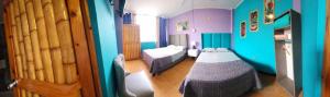 um quarto com duas camas num quarto em La Casa de Bamboo em Ica