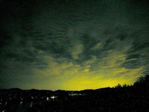 een nachtelijke hemel met sterren en bomen op de voorgrond bij Outrageous Custom Lake View Villa. pets ok! in Lake Arrowhead