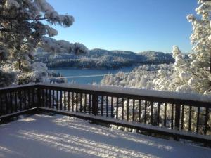 eine schneebedeckte Bank mit Flussblick in der Unterkunft Outrageous Lake View Villa pets ok in Lake Arrowhead