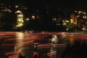 eine Stadtstraße in der Nacht mit Lichtstreifen in der Unterkunft Outrageous Lake View Villa pets ok in Lake Arrowhead + 74 Fotos