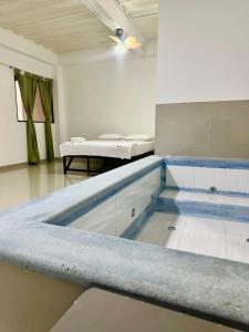 La salle de bains privative est pourvue d'une baignoire. dans l'établissement Hotel El refugio Doradal, à Puerto Triunfo