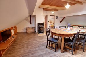 - une cuisine et une salle à manger avec une table et des chaises dans l'établissement Chalupa Chlum Míša, à Volary