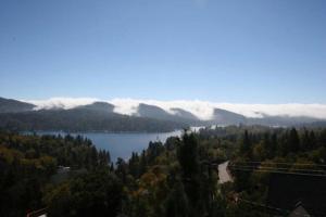 Blick auf einen See mit Wolken in den Bergen in der Unterkunft Outrageous Lake View Villa pets ok in Lake Arrowhead