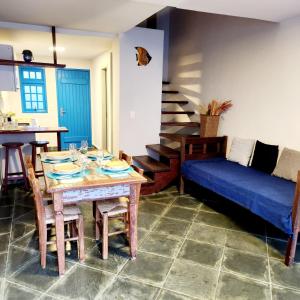 sala de estar con mesa y sofá en Casas MDP ilhabela/2, en Ilhabela
