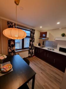 cocina y sala de estar con mesa y comedor en Apartamenti Alūksne en Alūksne
