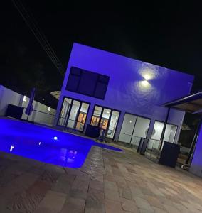 una casa con un'illuminazione blu nella notte di White House Residences a Lusaka