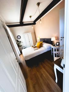 Un dormitorio con una cama con almohadas amarillas. en Guest House Camilla, en Alghero