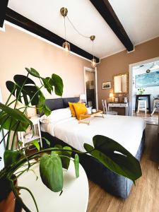 アルゲーロにあるGuest House Camillaの植物のある部屋のベッド2台