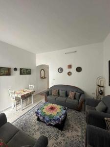 ein Wohnzimmer mit einem Sofa und einem Tisch in der Unterkunft Appartement Chebbi in Tozeur