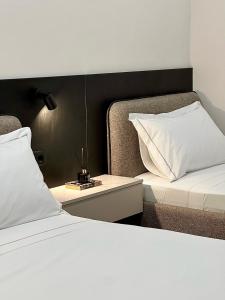 een hotelkamer met een bed en een bijzettafel bij N7 apartment in Durrës