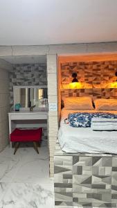 Recanto Luxo Vista Mar في انغرا دوس ريس: غرفة نوم بسرير وغطاء ومرآة