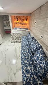 een kamer met blauwe en witte kussens op de vloer bij Recanto Luxo Vista Mar in Angra dos Reis