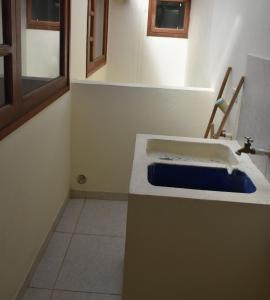 a bathroom with a sink with a blue counter top at Confortable apartamento cerca de la plaza principal in Villa de Leyva