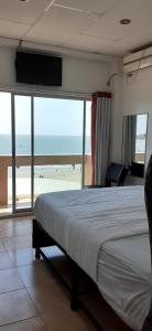 Postel nebo postele na pokoji v ubytování Hotel Paradise Beach + 37 fotografií