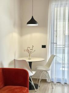 een eetkamer met een witte tafel en stoelen bij N7 apartment in Durrës