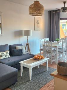 sala de estar con sofá azul y mesa en Diamante de la Bahia en Caleta de Fuste