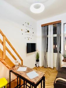 Μια τηλεόραση ή/και κέντρο ψυχαγωγίας στο Cozy Design Homestay with terrace