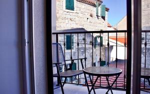 スプリトにあるGaleria Valeria Seaside Downtown - MAG Quaint & Elegant Boutique Hotelsのバルコニーにテーブルと椅子が置かれたパティオ