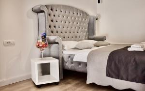 Säng eller sängar i ett rum på Galeria Valeria Seaside Downtown - MAG Quaint & Elegant Boutique Hotels