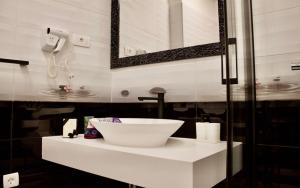 スプリトにあるGaleria Valeria Seaside Downtown - MAG Quaint & Elegant Boutique Hotelsのバスルーム(白い洗面台、シンク2台付) +57枚の写真