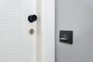 una puerta con una cerradura y un pomo en Comfort Rooms Piazza Mariano Armellini, en Roma