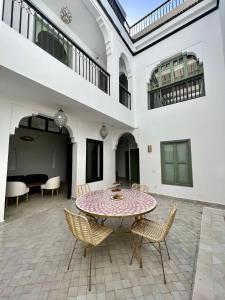 a dining room with a table and chairs at Riad Fisaline en exclusivité pour vous à Marrakech in Marrakesh
