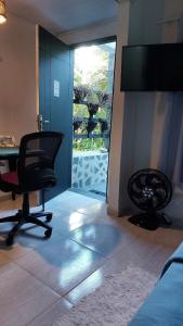 Habitación con escritorio, silla y ventana. en Lofts da Monica, en Río de Janeiro