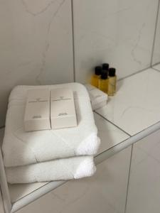 una pila de toallas sentadas en un estante en un baño en Estrada Apartment, en Sarajevo