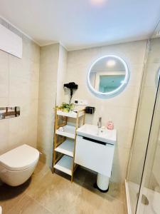 Ένα μπάνιο στο Cozy Design Homestay with terrace